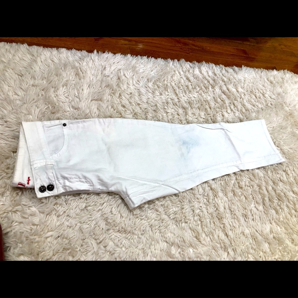 Elle Paris New York Tokyo 2 buttonwhite crop Capri jeans. Flap pickets!❤️❤️